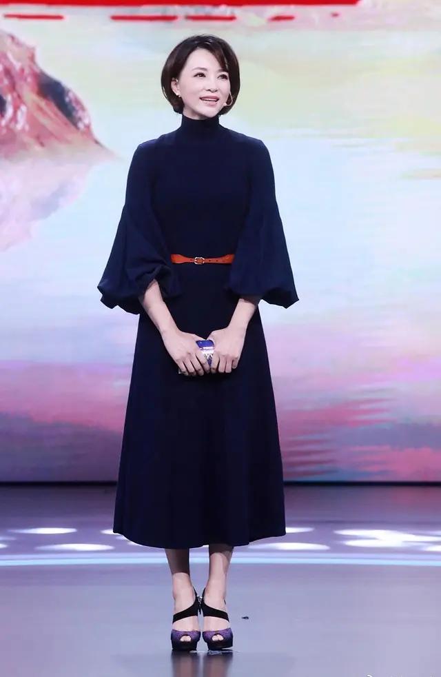 头一回见董卿扎头发,面容清秀很精致,穿紧身裙难掩饱满身材