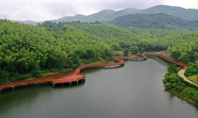 风雨无阻向英雄水上栈道云湖仙境