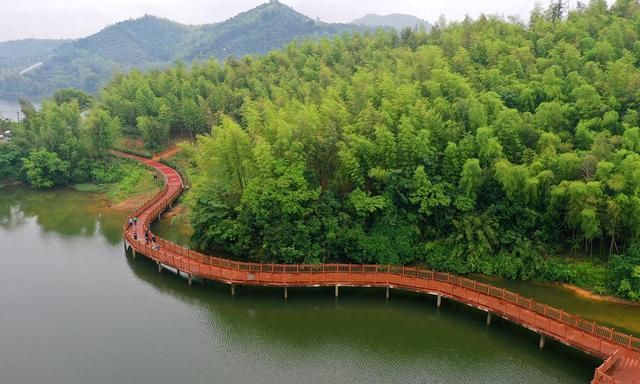 风雨无阻向英雄水上栈道云湖仙境