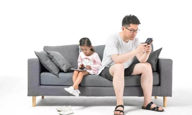 一动,如果家长在孩子面前经常玩手机,那么孩子自然也会模仿家长玩手机