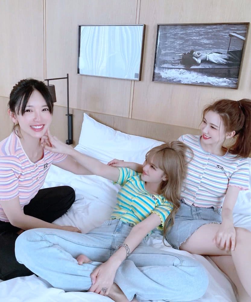 周扬青拒绝复合罗志祥后现身:与闺蜜合影秀美貌,机场拥抱网友