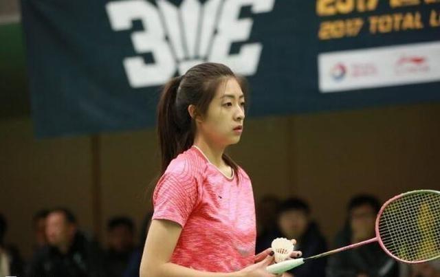 冷艳的气质吸引众人,现在更是美的认不出|李瑶|羽坛|羽毛球_新浪新闻