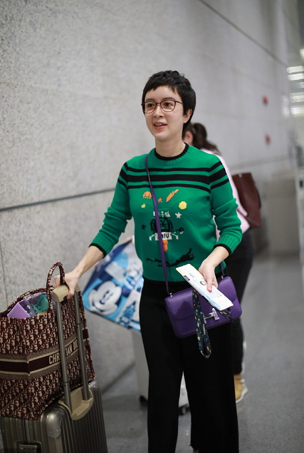 金巧巧素颜带娃走机场,穿绿色毛衣搭配黑色阔腿裤,反而更年轻