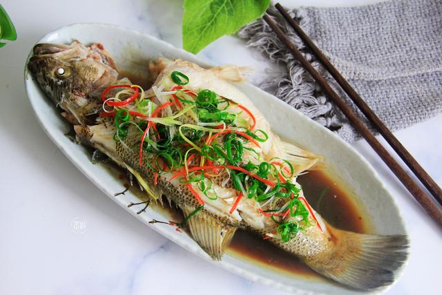清蒸鱼时多加这关键的一步不仅鱼肉鲜嫩而且没有一点腥味