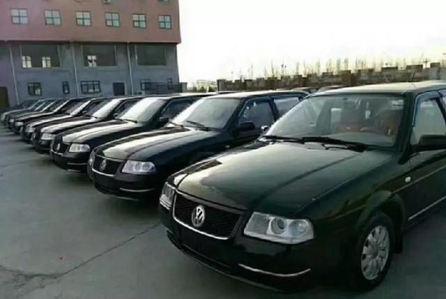 桑塔纳库存车堆积如山销售7年了14w清仓