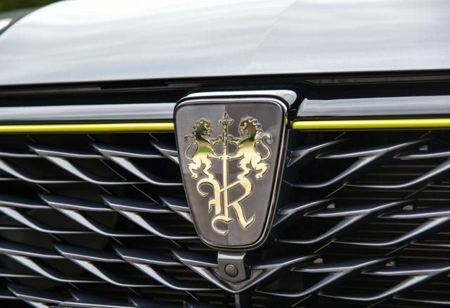 rx5全新plus版本确实是带给我们很多惊喜,新车换了一个全新的车标,采