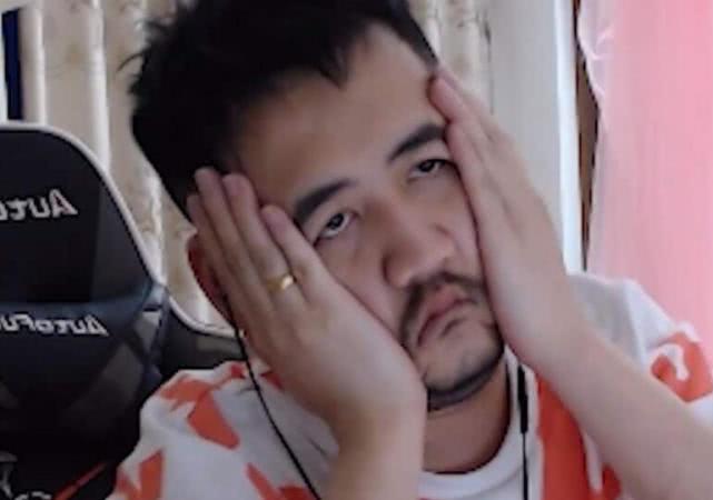 茄子哥玩游戏立下flag,第二天真的吃键盘了,这智商真高