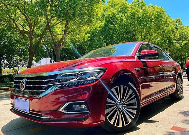 这辆红色帕萨特就是河北一位95年女生大学毕业后的第一辆车,珊瑚红的