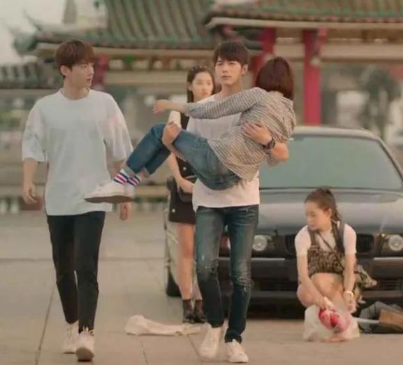 为何电视剧"公主抱"这么轻松?看到全身照,总算明白了