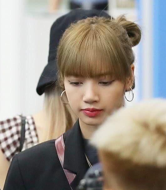 blackpink机场秀lisa扎丸子头彩英格纹裙抢镜