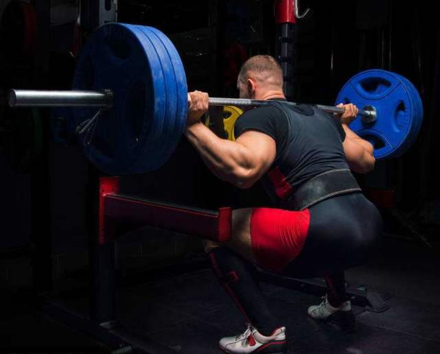 健身期间坚持深蹲能带来很多好处但动作的正确性更重要