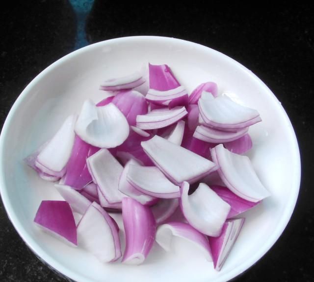 第3步,洋葱切片;第4步,锅中加水烧开,入芦笋稍焯后捞出沥干;第5步,热