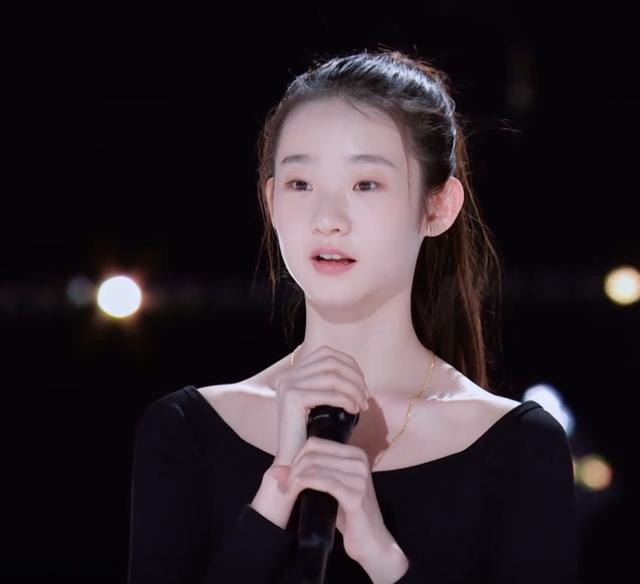张艺凡腰间系红纱跳芭蕾,当她把红纱扔掉,真实腿长羡慕了