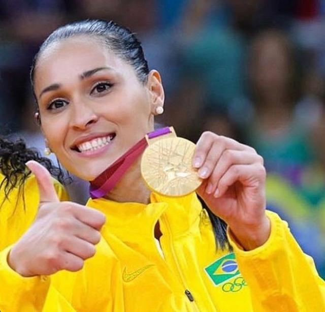 杰奎琳是巴西女排黄金一代的主力主攻,为国家队效力的18年间,她帮助