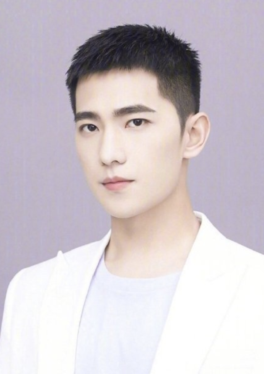 李现晒夏日寸头新发型果然经得住圆寸的男人才是真的帅