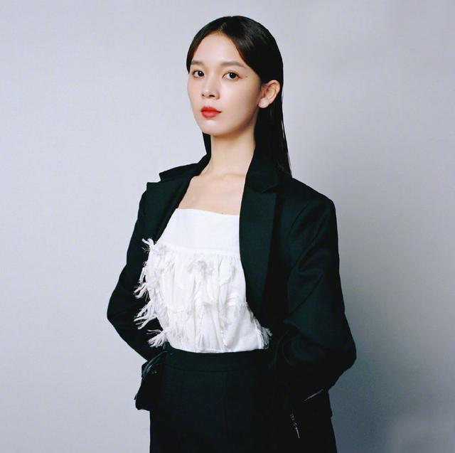 陈瑶这身材太加分了,穿背心 短裤,合影抢尽c位章若楠的风头