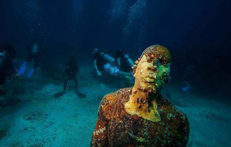 世界上最大的水下博物馆,安置着450个雕像,想参观还得会潜水