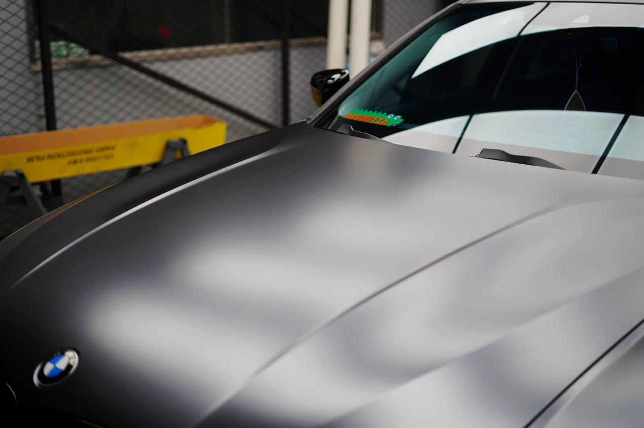 一位美女把宝马3系改成了电光深空灰