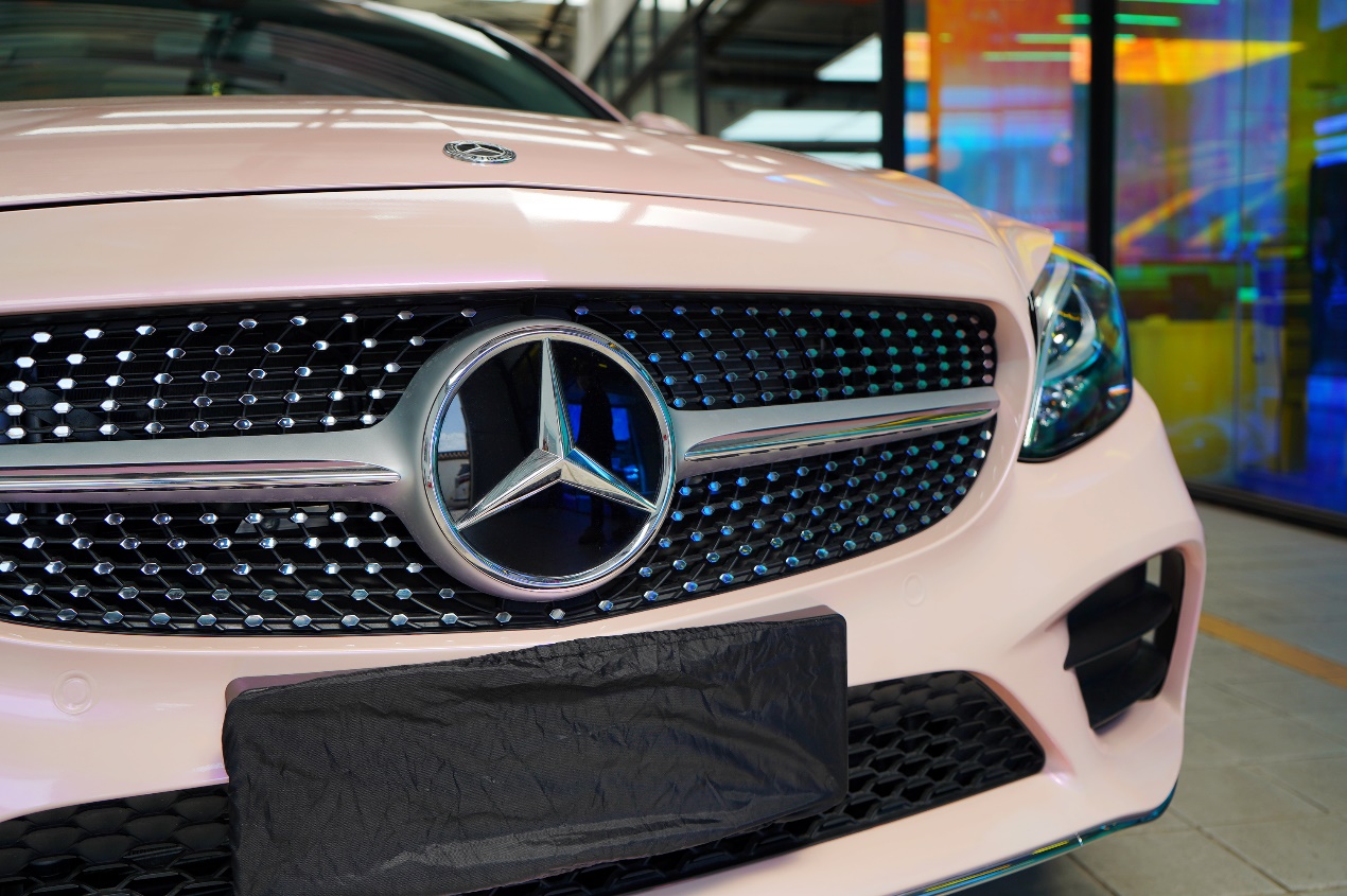 奔驰e260改色幻影胭脂粉 真是少女心爆棚 让人欲罢不能