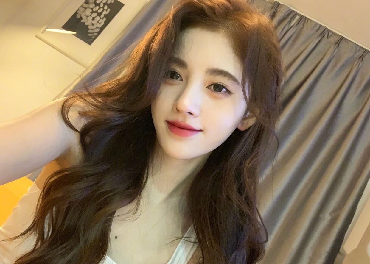 鞠婧祎晒自拍照,穿"老汉背心"引热议,被指穿衣风格让人不省心