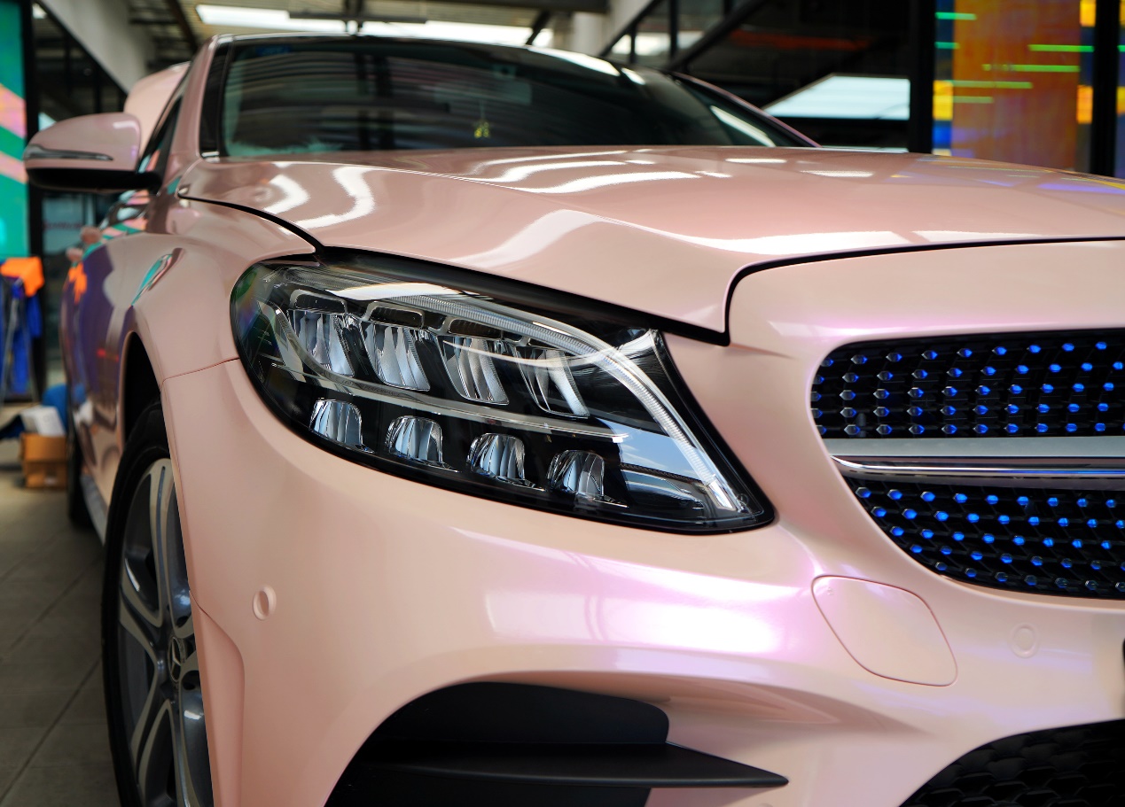 奔驰e260改色幻影胭脂粉 真是少女心爆棚 让人欲罢不能