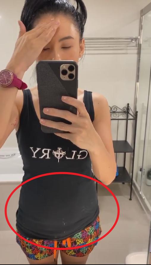 张柏芝晒自拍四肢纤细小腹凸起明显,曾称想不停地生孩子