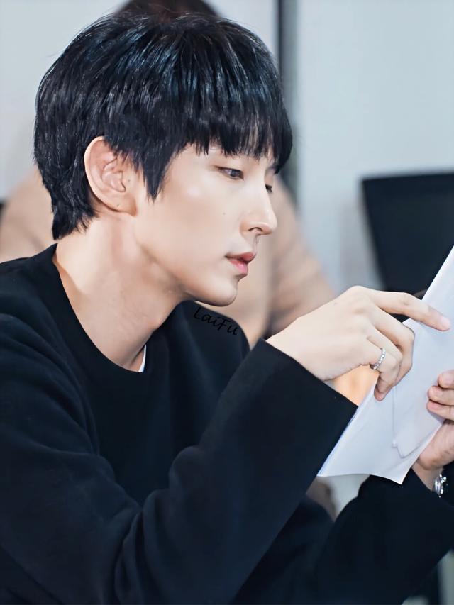 李准基新剧恶之花剧照齐刘海帅气十足演奶爸