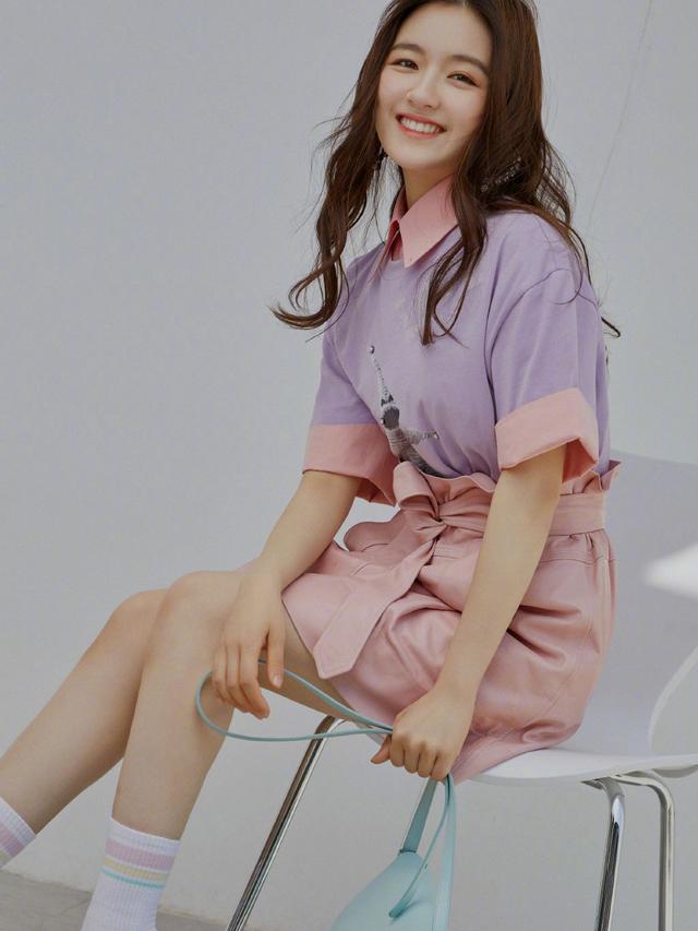 李兰迪依旧那么甜,穿紫色t恤配粉色花苞裙,笑容感染力太强了