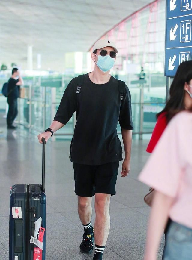 现女友们的夏天来了李现凉鞋配袜子意外穿出潮流感