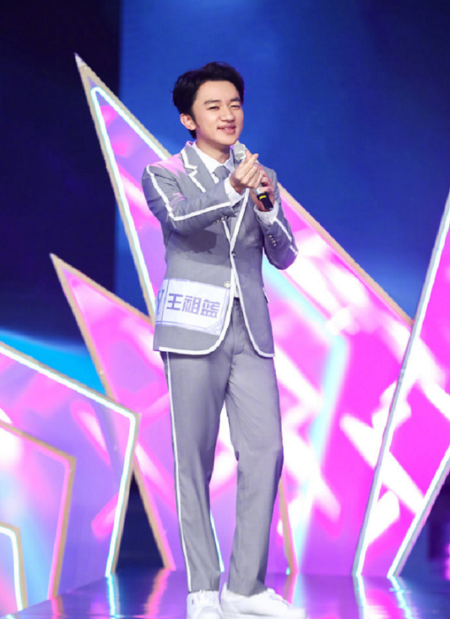 王祖蓝晒520照片,嘉宾主持人捂脸憋笑,浑身散发想出道气息