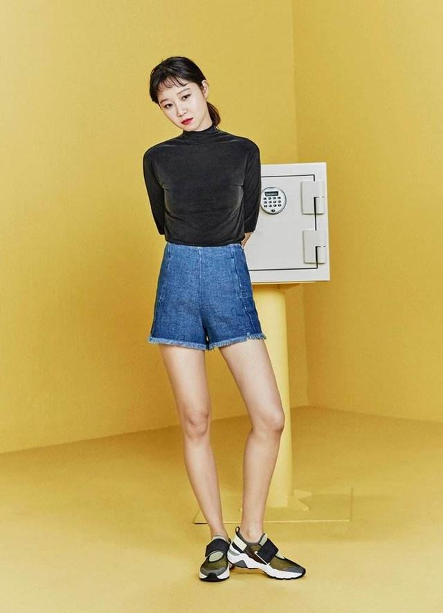 孔孝真气质绝了,黑色裹胸直接配背带裤,秀美肌性感又高级