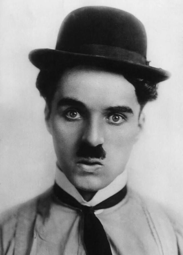 当然,胡子造型无罪,我们喜爱的喜剧大师卓别林,也是这个造型.