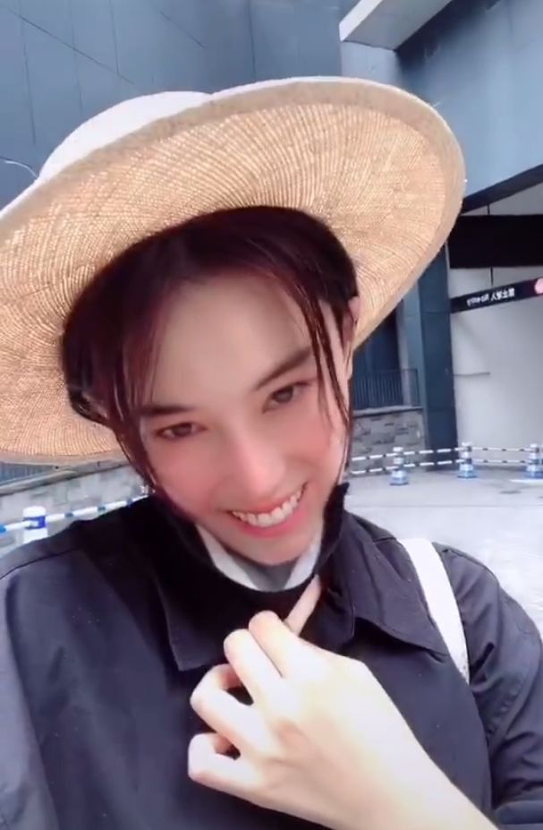 只是摘下口罩的那一瞬间画风突变,清秀小妹秒变丑女无敌,不过即使在