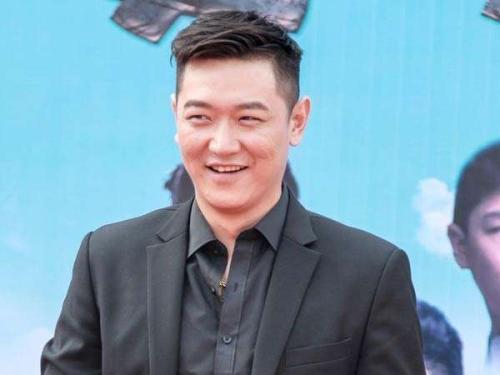 他曾是《天天向上》主持人,被除名后当上网红,涂10层粉买起泡面