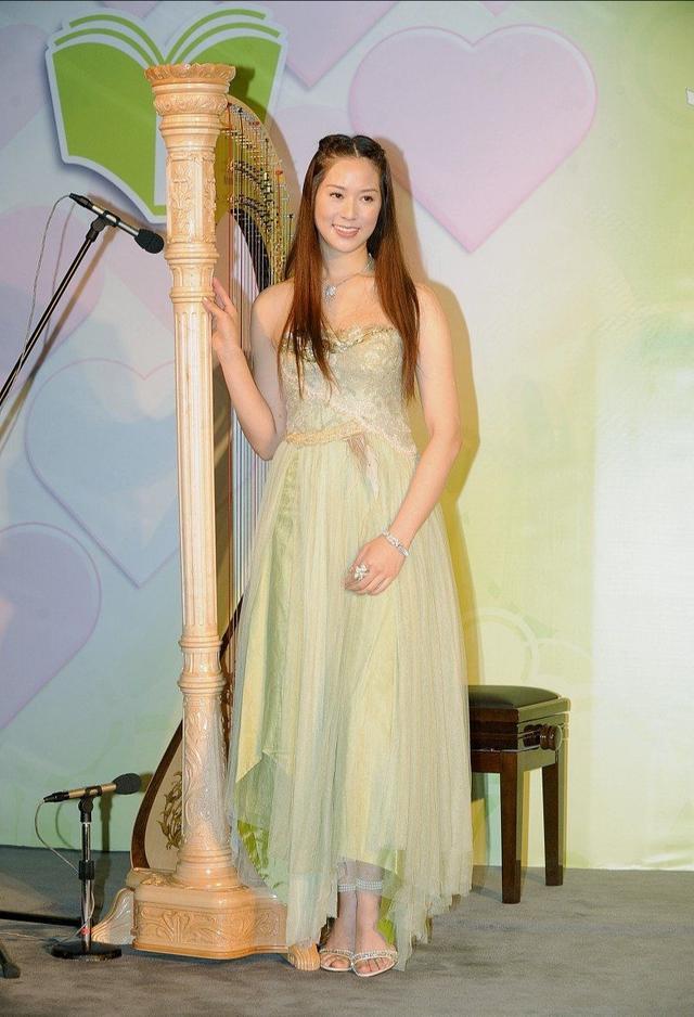 千亿媳妇徐子淇淡妆大变样!一袭绿裙嫩得像小姑娘,起码年轻十岁