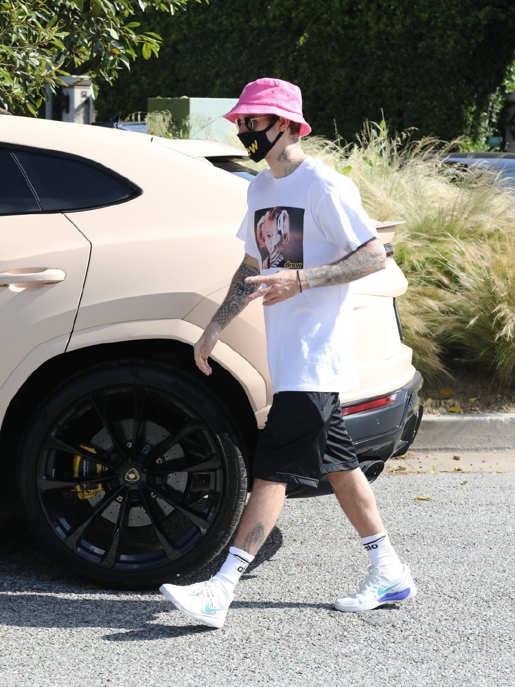 26岁贾斯汀·比伯现身街头!粉色渔夫帽 白t恤出镜,造型粉嫩