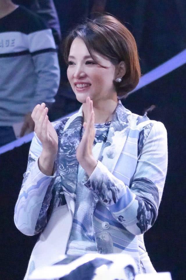 董卿根本不用争艳斗丽,穿印花西装出镜优雅大气,波波头更是洋气