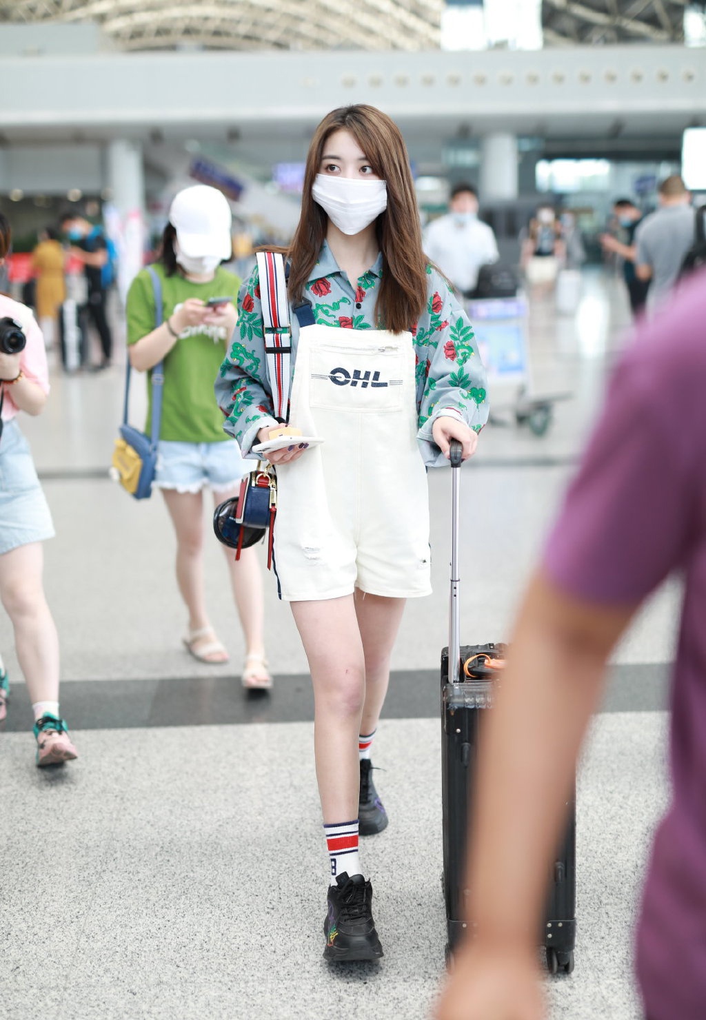 她是《创造101》第13名,今穿印花衬衫配背带裤,美腿太抢镜|刘人语