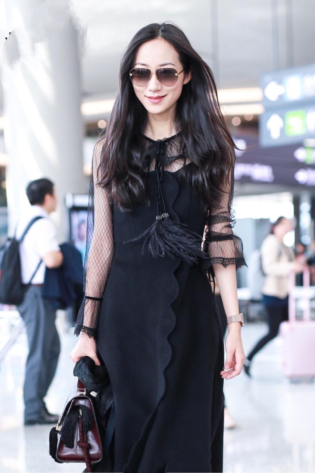 韩雪太有"霸气总裁范",一袭黑色薄纱连衣裙干练利落,飒爽霸气