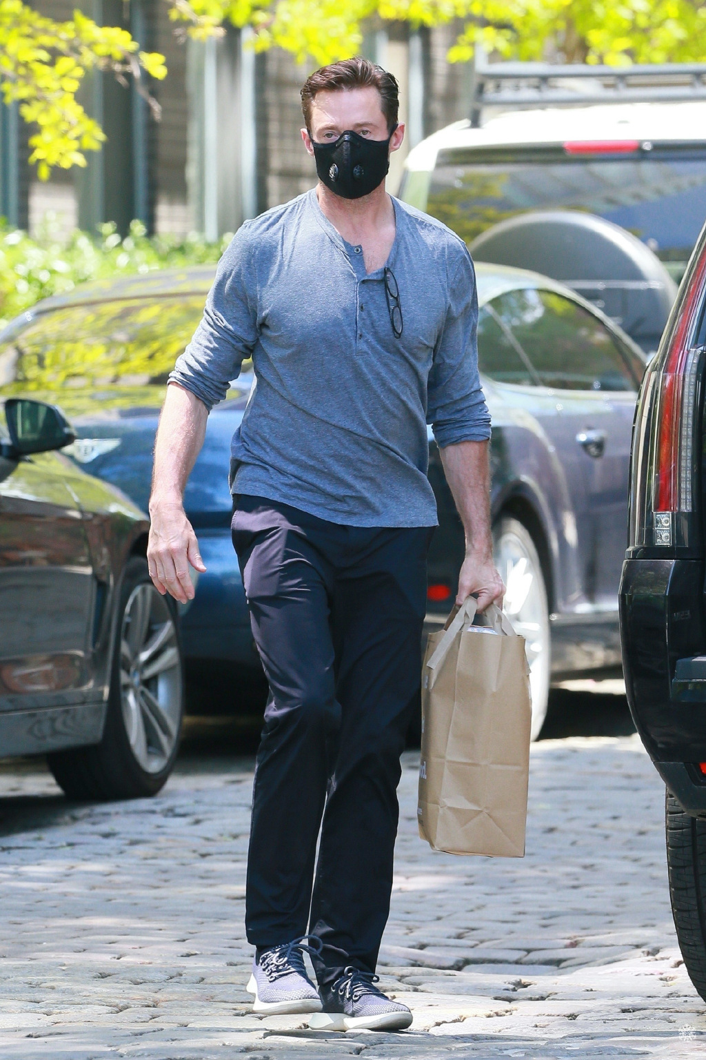 52岁狼叔休杰克曼逛街这强壮胸肌和麒麟臂真的让人爱了