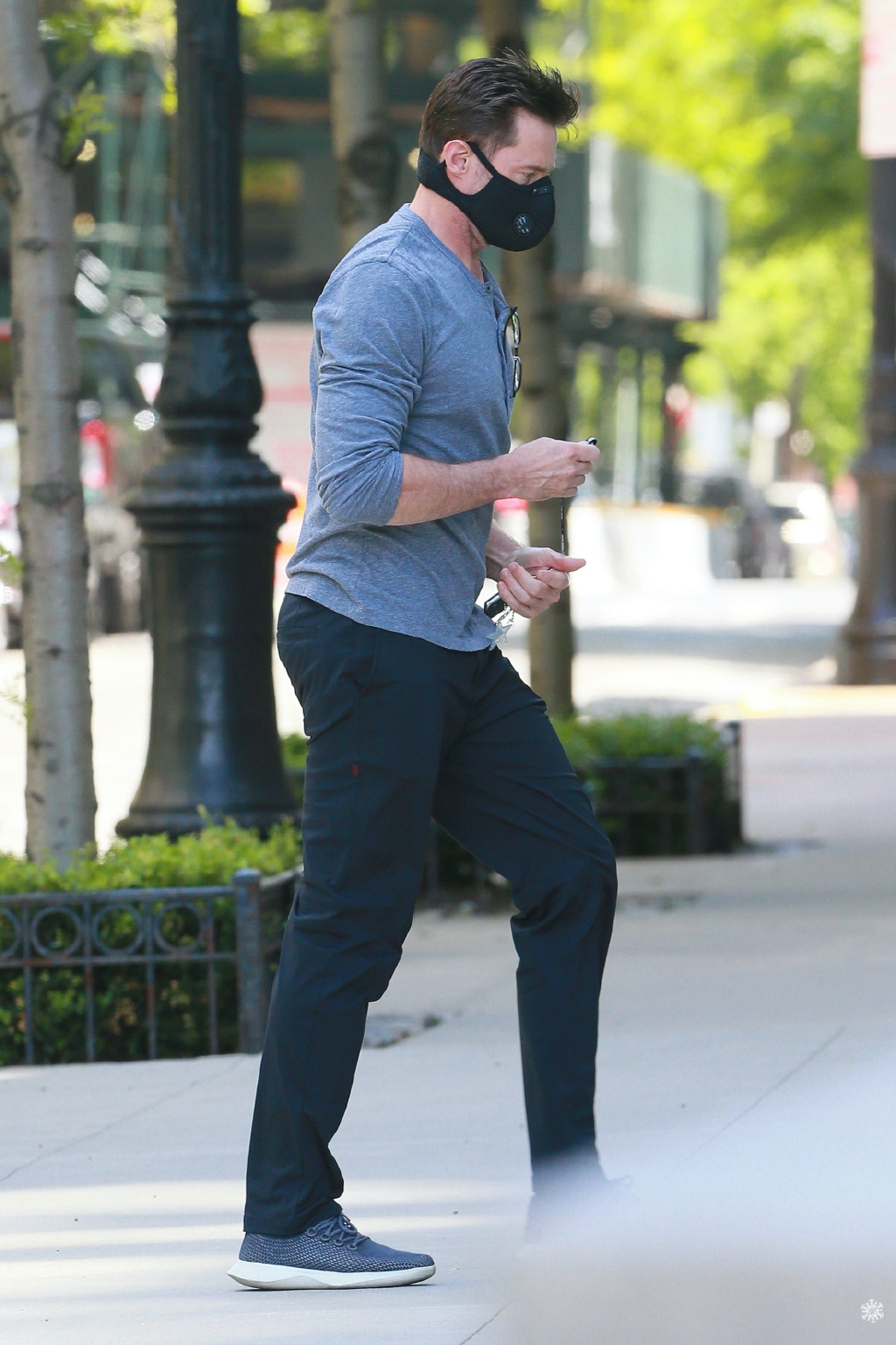 52岁"狼叔"休·杰克曼逛街!这强壮胸肌和麒麟臂,真的让人爱了