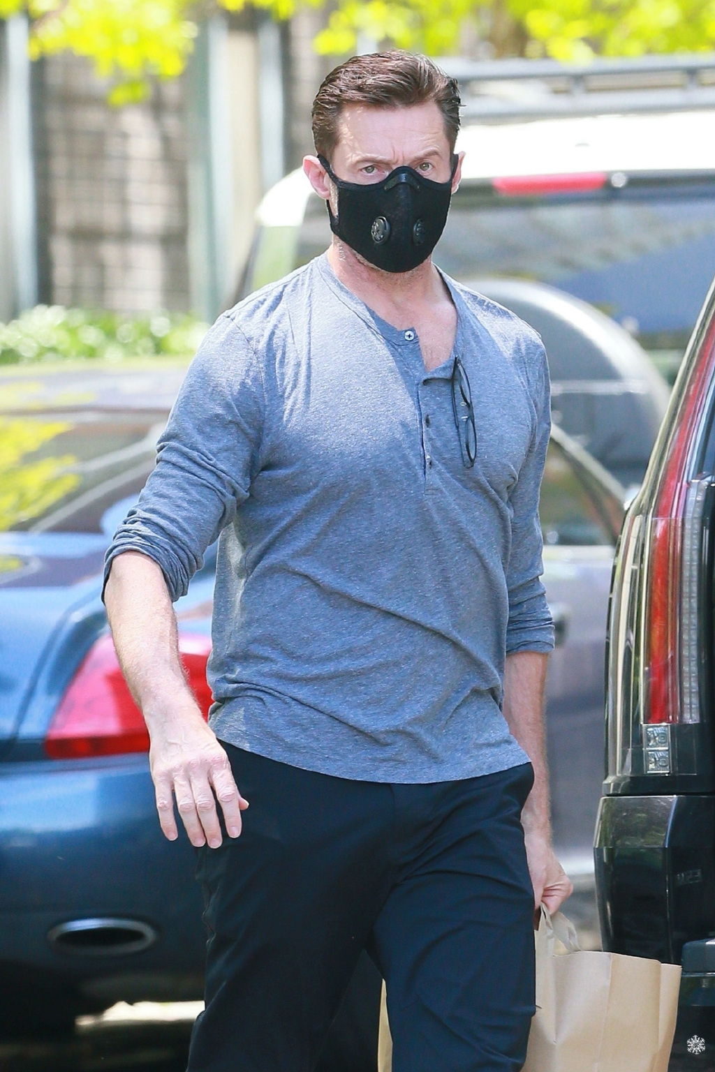 52岁狼叔休杰克曼逛街这强壮胸肌和麒麟臂真的让人爱了