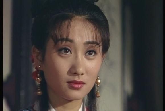 因为李颖的古装扮相有点像当红的女明星张敏,所以香港tvb极力捧李颖为