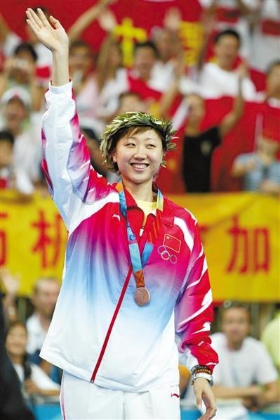 世界冠军被逼让球,无奈出走香港,最终再夺世界第一