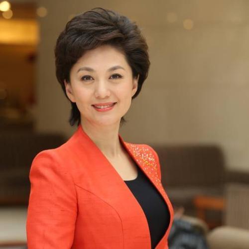 央视名嘴海霞,老公是我们熟悉的他,和女儿合照不逊色