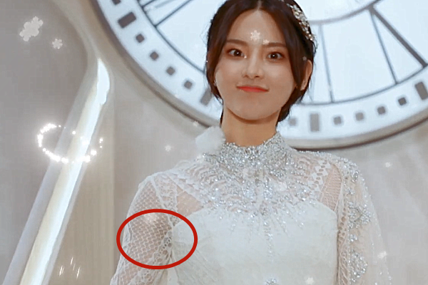 杨超越试穿婚纱抬手臂却发现忘剃腋毛氛围被破坏让人出戏