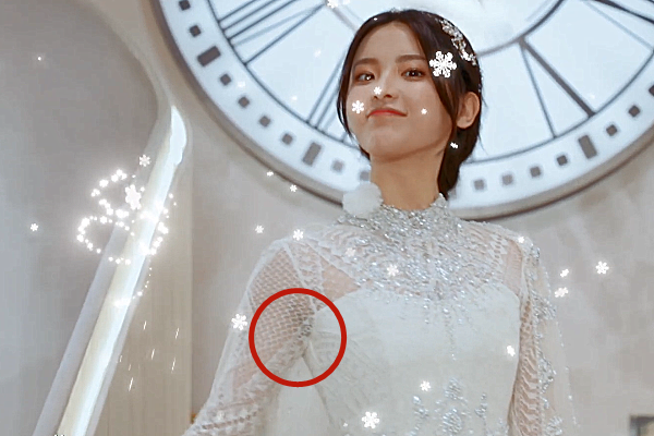 杨超越试穿婚纱抬手臂却发现忘剃腋毛氛围被破坏让人出戏