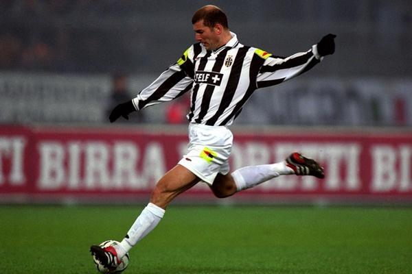 普拉蒂尼球风飘逸,动作优雅,堪称是艺术足球的范本