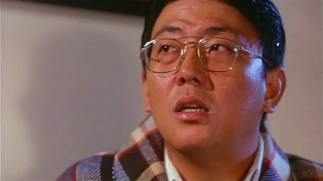 他曾在林正英主演的电影《僵尸先生》中演保安队长阿威