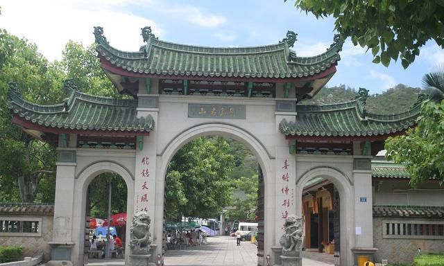 著名的南普陀寺位于厦门市境内的五老峰下,始建于唐朝末年,一千多年来
